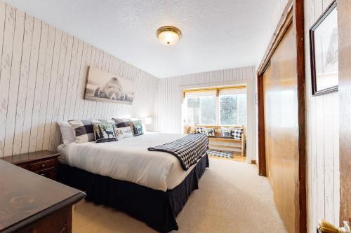 un dormitorio con una cama y una ventana en Lazy Bear Barn #124, en Big Bear Lake