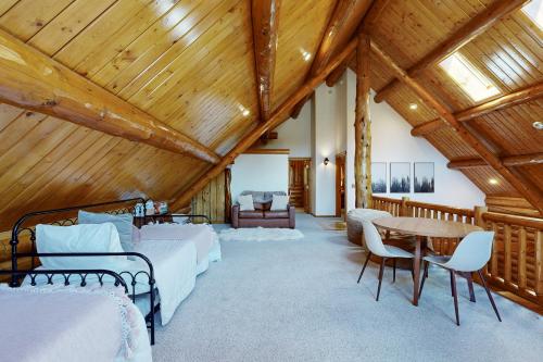 Postel nebo postele na pokoji v ubytování Bow Canyon Oasis #513