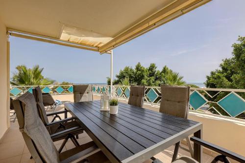 Family-Friendly Beach apartment with Sea View and Terrace