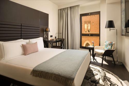 Postel nebo postele na pokoji v ubytování art'otel Rome Piazza Sallustio, Powered by Radisson Hotels