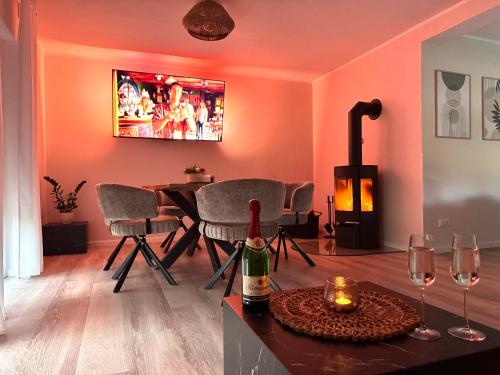 a living room with a table and a wood stove at Ferienhaus zum See Sonnenglanz in Funfseen