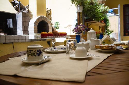 een tafel met bekers en borden met voedsel erop bij Pimpioxelli in Quartucciu