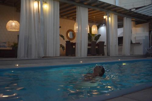 Kolam renang di atau dekat dengan Renthousetinos