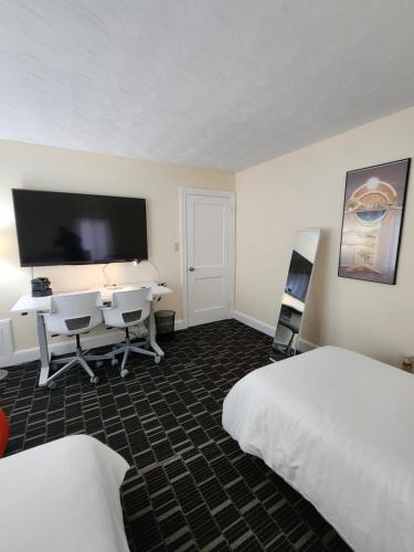 a hotel room with two beds and a desk at Planet smart in Boston
