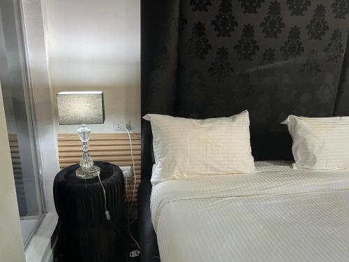 Postel nebo postele na pokoji v ubytování Sliema Central Iprime Suites