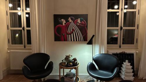 a room with two chairs and a painting on the wall at ZONE BLEUE in Hyds