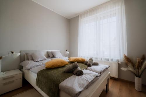 Postel nebo postele na pokoji v ubytování Vadrózsa Apartman
