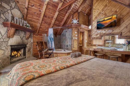 une chambre avec un grand lit et une cheminée dans l'établissement Mountaintop Romance private 10 mins from Gat and PF, à Sevierville