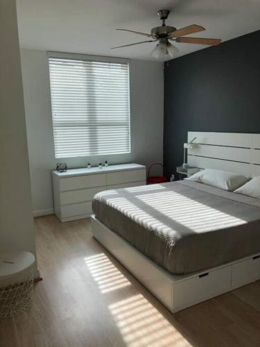 a bedroom with a large bed and a window at Modern bedroom in great condo! Beach Pass incl! in Boynton Beach