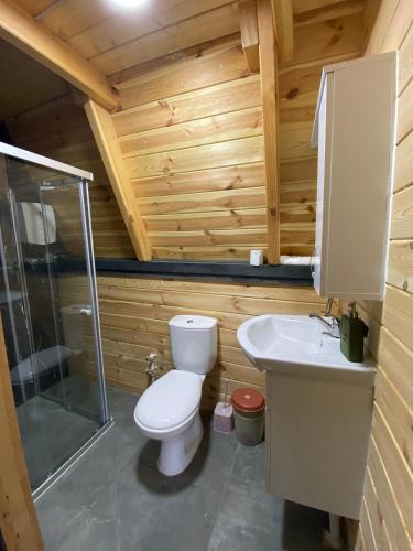 Ένα μπάνιο στο Akorya bungalov