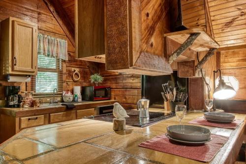 Honeysuckle-Romantic Cabin for 2 on top of the MTN photo 4