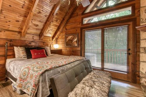 Honeysuckle-Romantic Cabin for 2 on top of the MTN photo 14
