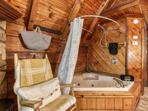 Honeysuckle-Romantic Cabin for 2 on top of the MTN photo 8
