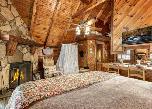 Honeysuckle-Romantic Cabin for 2 on top of the MTN photo 3