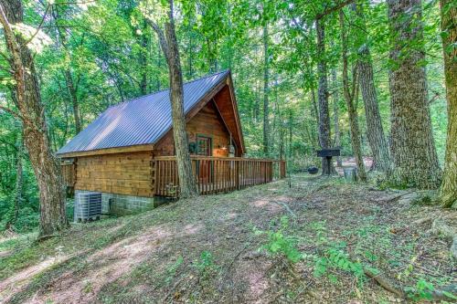 Honeysuckle-Romantic Cabin for 2 on top of the MTN photo 18