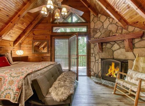 Honeysuckle-Romantic Cabin for 2 on top of the MTN photo 7