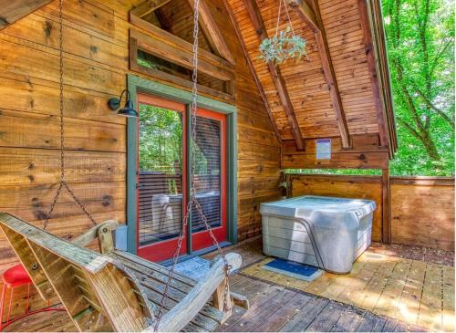 Honeysuckle-Romantic Cabin for 2 on top of the MTN photo 21