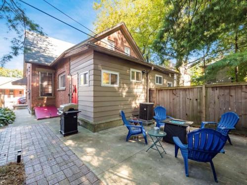 a tiny house with blue chairs on a patio at Columbus St Haus German Villagepetsok in Columbus