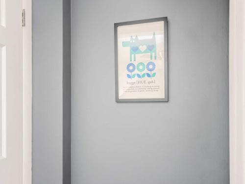 a picture of a framed poster on a door at Columbus St Haus German Villagepetsok in Columbus