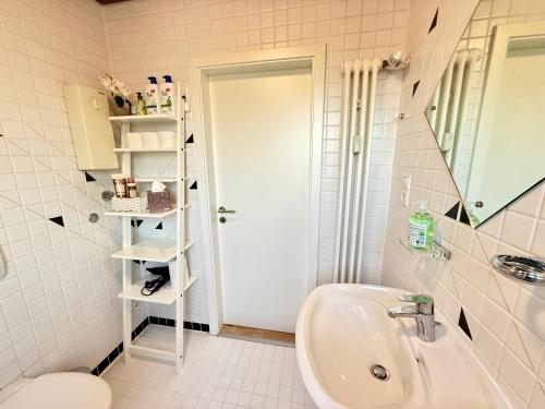 a bathroom with a sink and a toilet and a mirror at Ferienwohnung Stage One Zentrale Lage in Weißenthurm