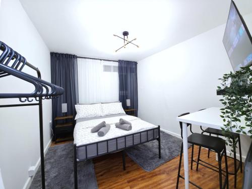a bedroom with a bed and a desk in it at Ultra central, Near station 2BR 2BATH 6Sleep in Harrow
