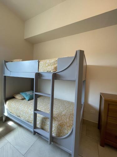 a bunk bed in a small room with a bunk bedutenewayangering at AmazINN Places Playa Escondida in María Chiquita