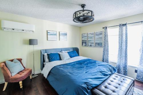 Un dormitorio con una cama azul y una silla. en Swinton, en North Hills