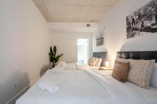 Postel nebo postele na pokoji v ubytování Roomy 1BR Getaway MTL Old Port