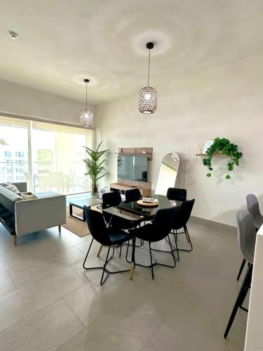 a living room with a table and chairs at AmazINN Places Playa Escondida in María Chiquita