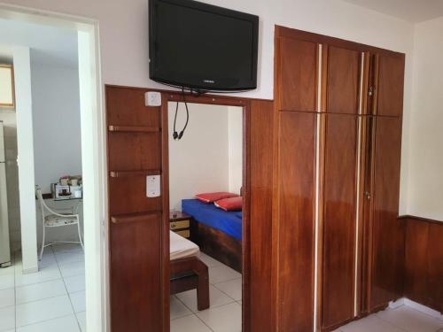 a living room with a television and a bedroom at Apartamento Caldas Novas in Caldas Novas