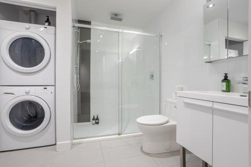 Koupelna v ubytování Roomy 1BR Getaway MTL Old Port