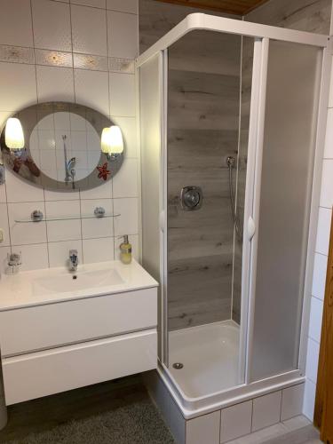 une salle de bain avec douche et lavabo dans l'établissement Haus Marco, à Neustift im Stubaital