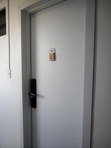 a white door with a sticker on it at Apê Aconchego Calhau - 3 Minutos de Carro da Praia in São Luís