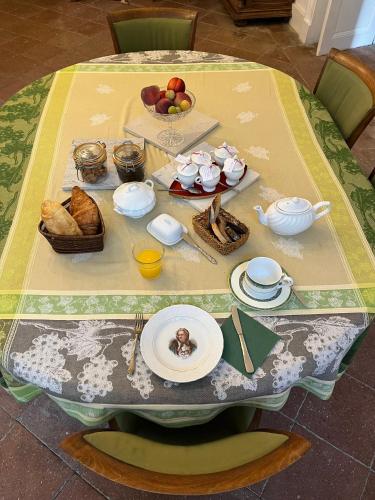 ein Tisch mit einem Teller Essen darauf in der Unterkunft Maison Villa Santina in Piquecos