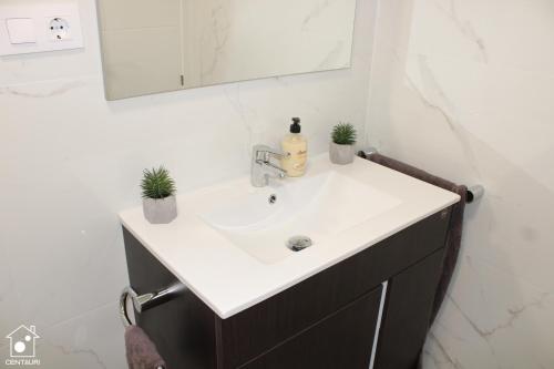 un baño con lavabo y espejo en Miramar Puerto Bello, en La Manga del Mar Menor