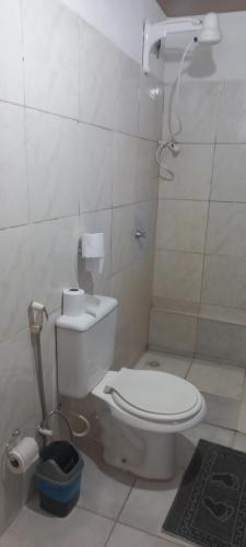 bagno con servizi igienici bianchi in camera di A Pousada Marcolino a Baturité