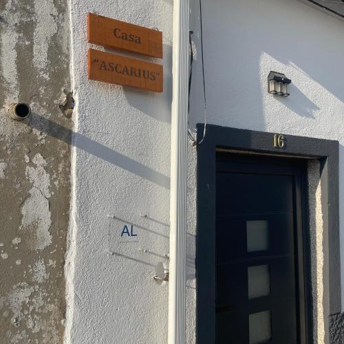 a building with a door and a sign on it at Casa ASCARIUS in Escarigo