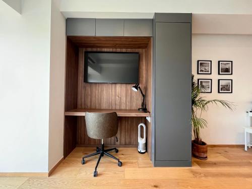 a room with a desk and a chair and a television at I811 LOFT AC premium amenities in Mexico City