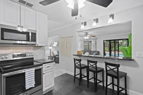 a kitchen with a stove and a counter top at 4br Private Guest Suite Pool Pga Beaches in Palm Beach Gardens