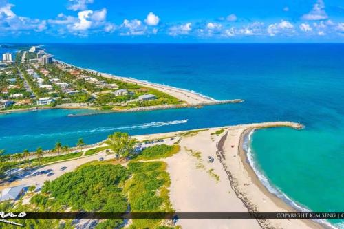 an aerial view of a beach and the ocean at 4br Private Guest Suite Pool Pga Beaches in Palm Beach Gardens