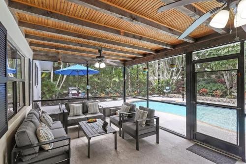 an outdoor living room with a pool and patio furniture at 4br Private Guest Suite Pool Pga Beaches in Palm Beach Gardens