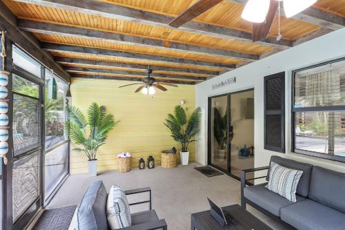 a living room with a couch and a ceiling fan at 4br Private Guest Suite Pool Pga Beaches in Palm Beach Gardens