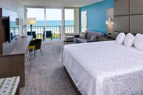 Säng eller sängar i ett rum på Cabana Shores Hotel