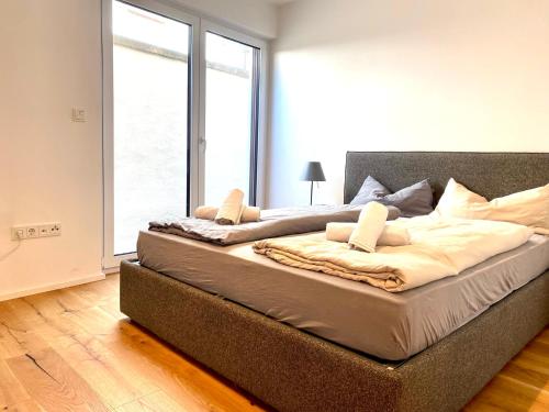 เตียงในห้องที่ Schickes Loft zentral in Eltville mit kostenlosem Parkplatz