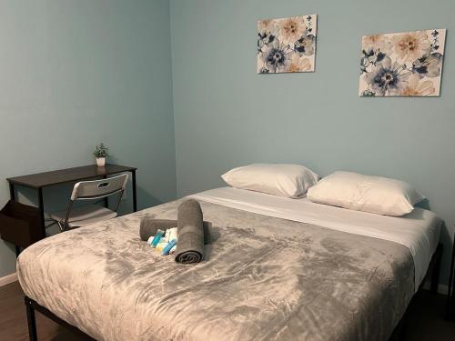 a bedroom with a bed and a desk with a chair at Bright Private Room Ideal for Long or Short Stay Rm1 Shared home in Sarasota