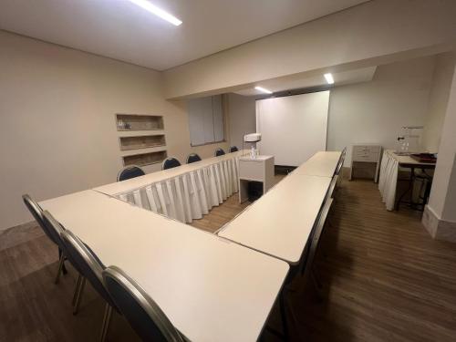 Οι επιχειρηματικές εγκαταστάσεις ή/και οι αίθουσες συνεδριάσεων στο Indaiá Park Hotel