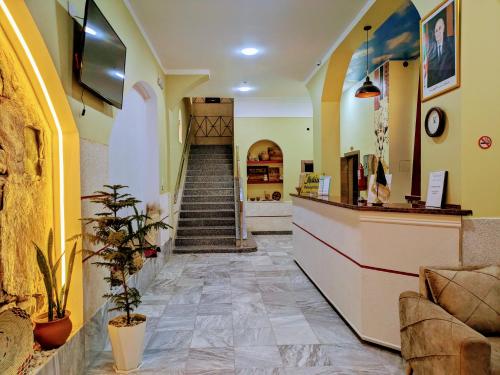 Un vestíbulo de una farmacia con una escalera y un vestíbulo. en HOTEL Bab El Madina, en Adrar