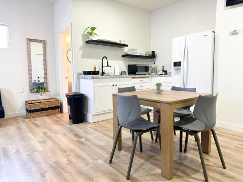Kuchyň nebo kuchyňský kout v ubytování Comfy Studio in Sandy Utah Pvt Entry WFH B