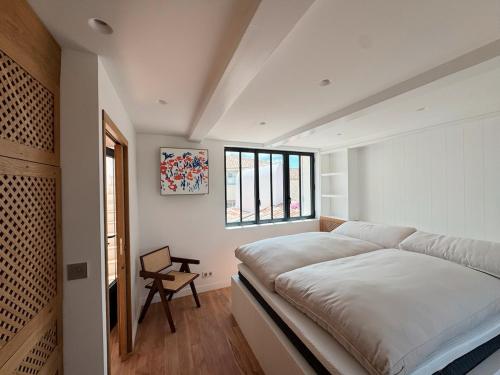 a bedroom with a large bed and a window at Maison - Vue mer - Clim et Piscine - 6 ch - 4 sdb - Sauna - St Martin de Ré in Saint-Martin-de-Ré