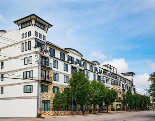 a large white building on the side of a street at Boulevard Stays Walk to Downtown 1BR SoCo Pool Parking Gym 06 in Austin